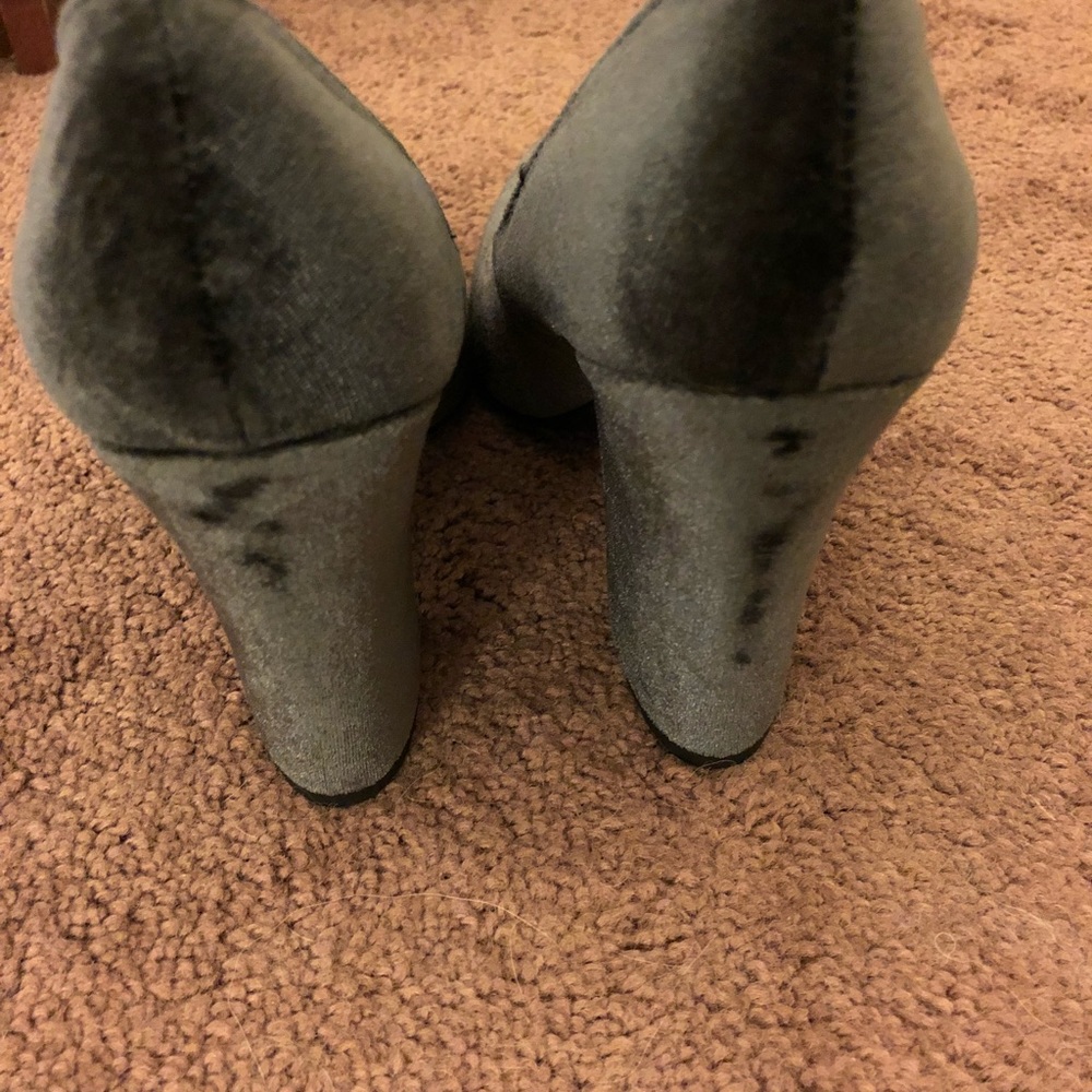 Mossimo Grey Velvet Pumps Size 6.5 - Picture 3 of 3